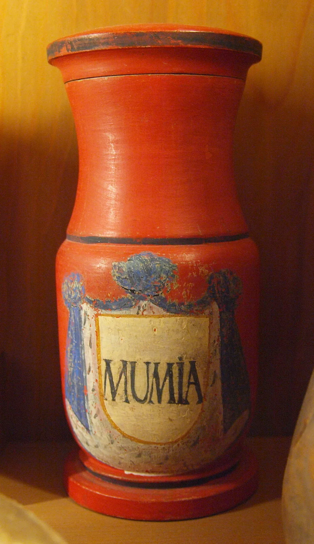 18th-century apothecary vessel labeled “MUMIA,” once believed to contain powdered mummy remains, on display at the Deutsches Apothekenmuseum in Heidelberg, Germany.
