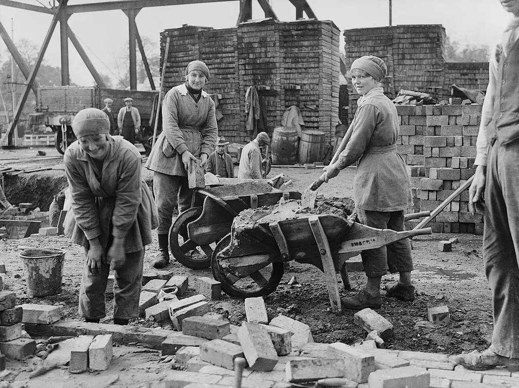 Women bricklayers at a construction site in Lancashire, photographed in 1917 during Britain’s wartime labor shift.