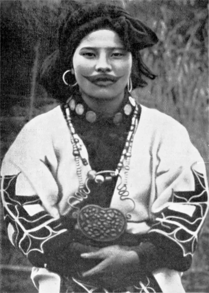 This early 20th-century portrait of an Ainu woman comes from the Bälz collection, published in Mann und Weib around 1910.