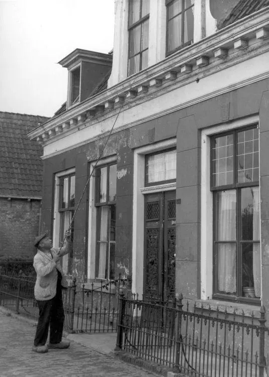 A caller-up, or “porder,” photographed in Leeuwarden in 1947.