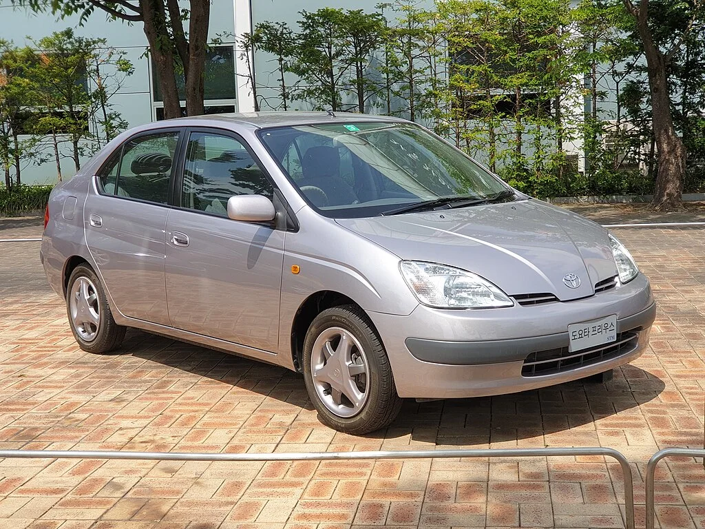 This 1998 Toyota Prius NHW10, finished in Silver Strara Metallic, was one of the earliest hybrid sedans. It’s photographed here at the Samsung Transportation Museum.