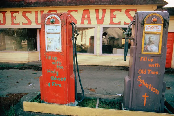 During the 1973–74 fuel crisis, this abandoned gas station in Potlatch, Washington was turned into a religious meeting hall. The pumps were painted with “Fill up with the Holy Ghost.”