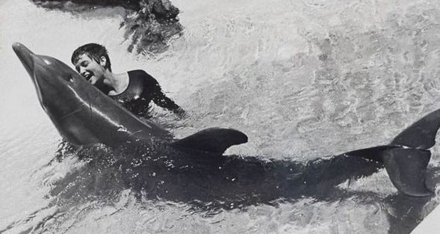 Margaret Howe Lovatt with Peter the dolphin in 1967 during NASA dolphin communication experiment. 