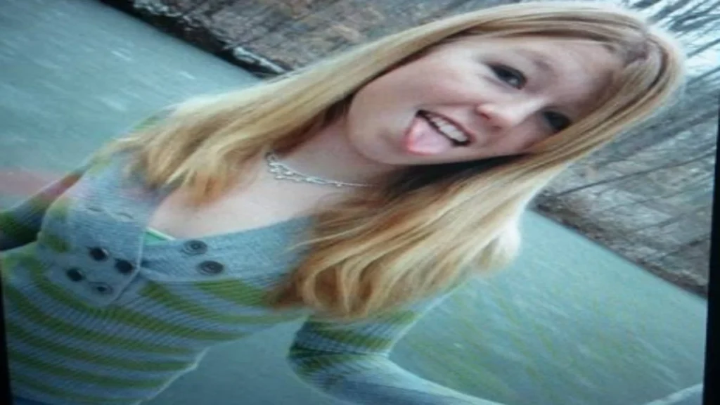 Marina Pearl Boelter posing playfully for a personal photograph before her 2014 disappearance.