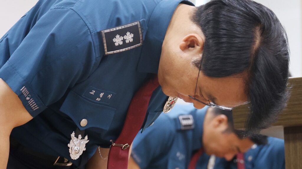 Jeju Provincial Police Chief Ko Pyeong-ki bowing during an apology over mishandled missing-person investigations.