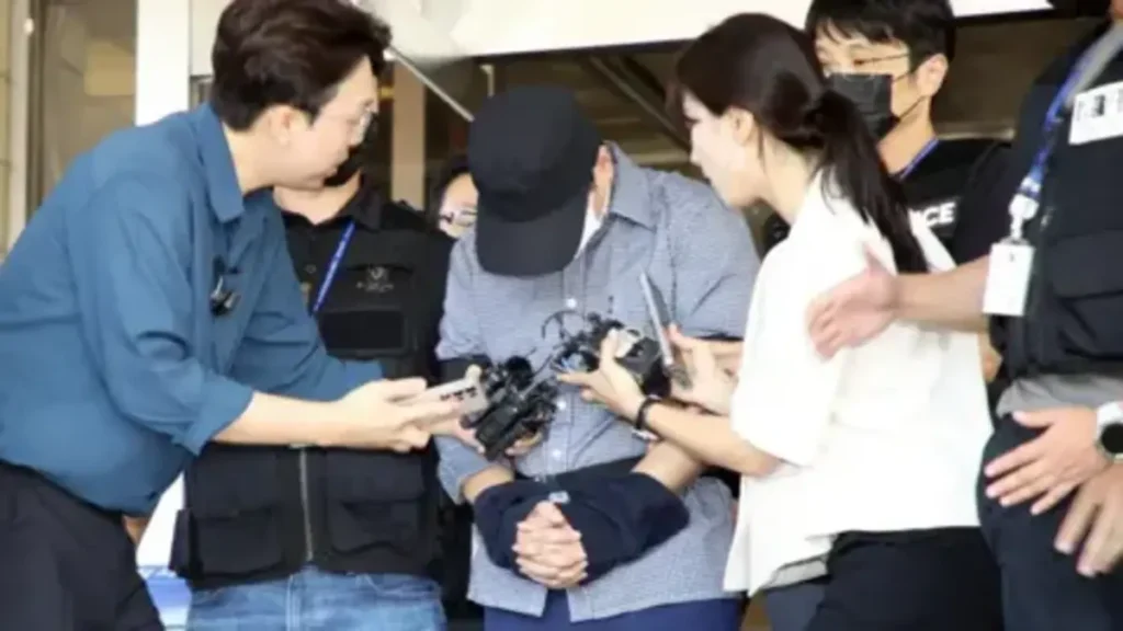 Accused Jeju police officer being escorted to an arrest-review hearing in connection with mishandled missing-person cases.
