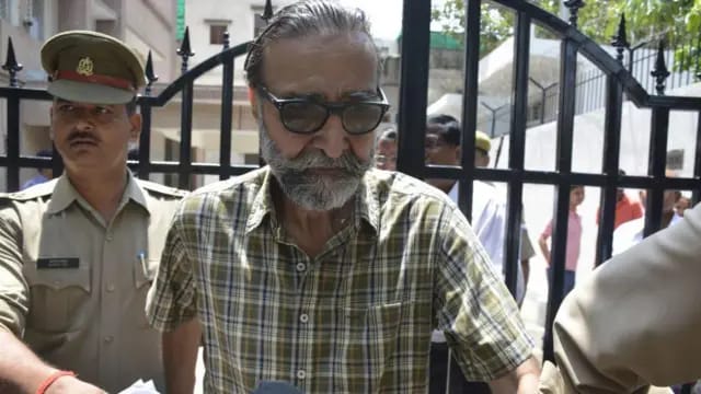 Moninder Singh Pandher walks out of Luksar Jail in Greater Noida after his acquittal in the Nithari killings. Image taken from BBC. 